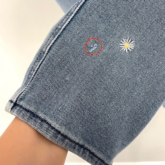 HOLLISTER Ultra High Rise Mom Jean Vintage Stretch floral Daisy Embroidery, 30” - Picture 16 of 17